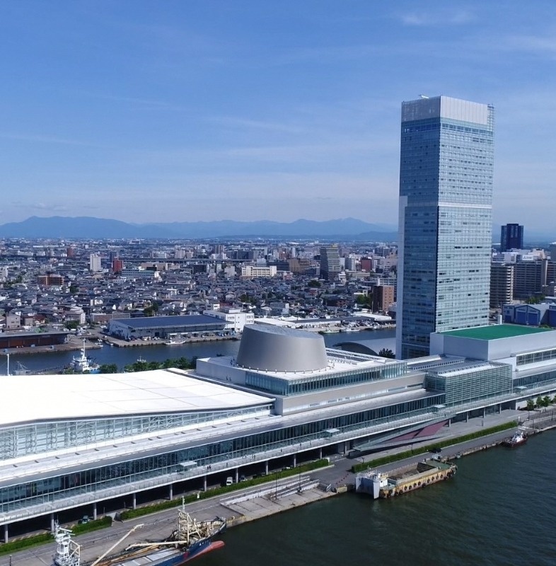 新潟市を代表するコンベンションセンター「朱鷺メッセ」の外観